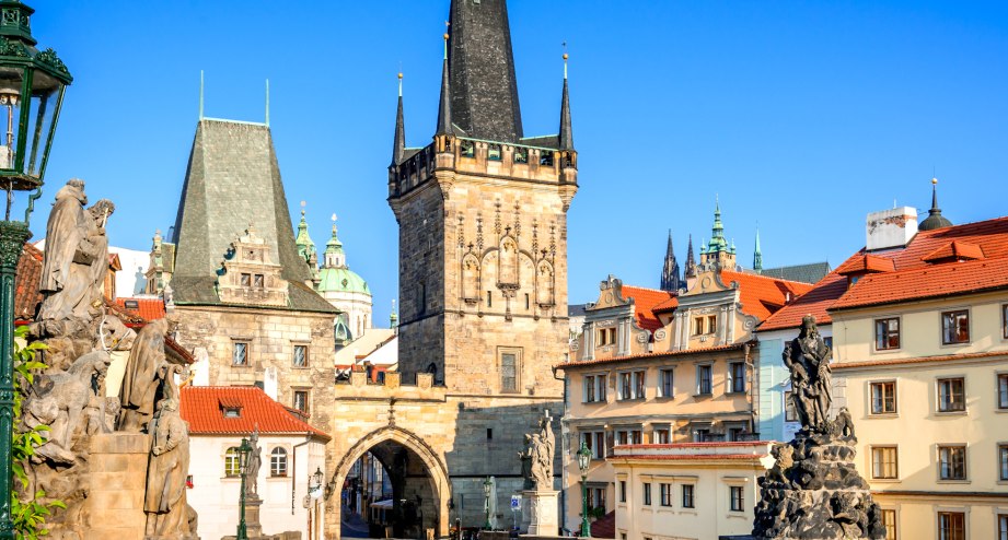 Karlsbrücke in Prag - BAHNHIT.DE, © getty, Foto: Emi Cristea