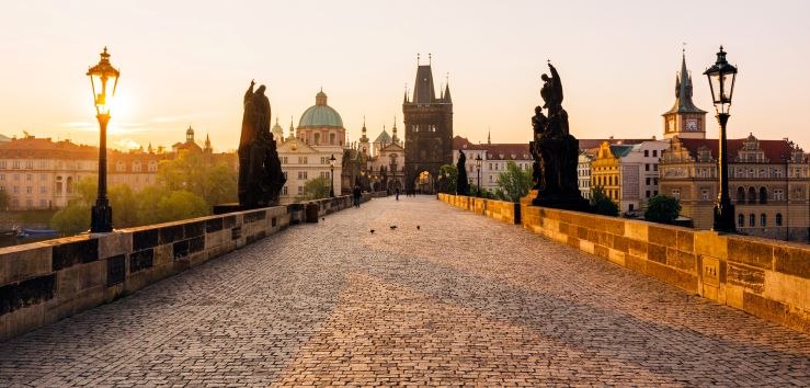 Die Karlsbrücke in Prag im Sonnenuntergang. - BAHNHIT.DE, © getty, Foto: Alexander Spatari