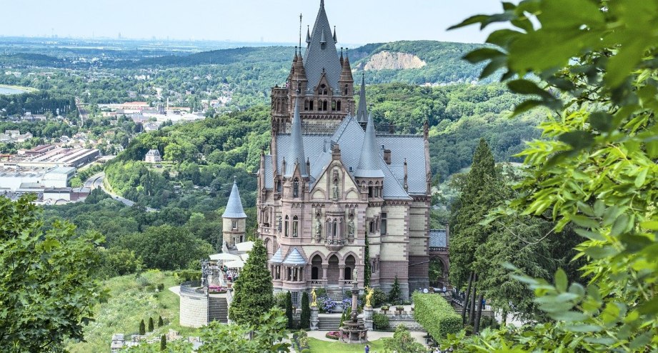 Bahnhit Schloß Drachenburg bei Bonn, © Pixabay, Valdas Miskinis