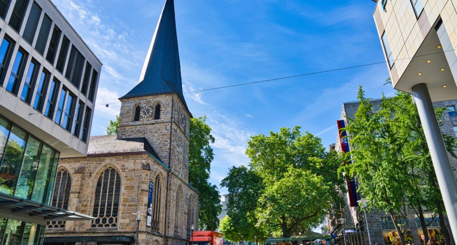 Essen-Kathedrale-Fussgaengerzone, © GettyImages, Ventura Carmona