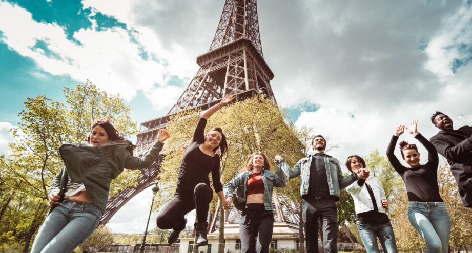 Gruppe vorm Eifelturm , © GettyImages-franckreporte